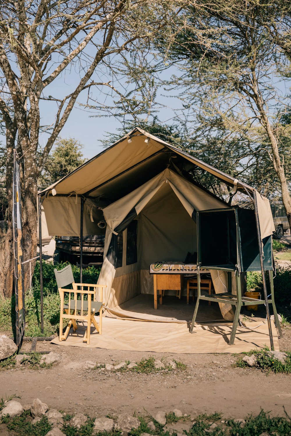 Plátěný glamping stan mezi stromy