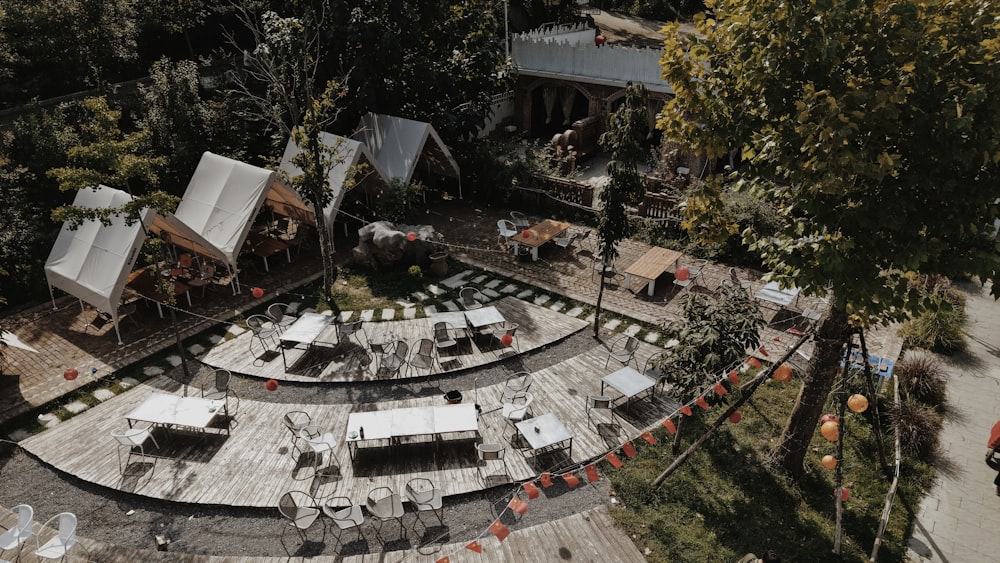 Venkovní sezení a stany v glamping resortu